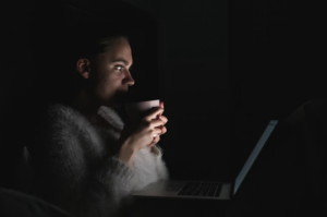 새벽에 침대에서 AI 챗봇과 대화하는 사람, AI 챗봇 의존