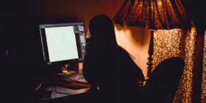 노트북 앞에서 잠시 멈춰 먼 곳을 응시하는 사람, 멍때리기 효과